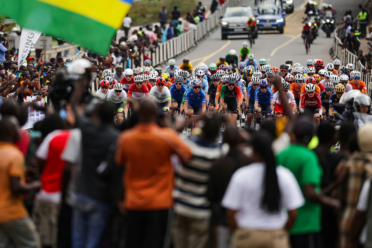 Picture by Alex Whitehead/SWpix.com - 27/09/2025 - Cycling - 2025 UCI Road World Championships - Kigali Convention Centre, Kigali, Rwanda - Women Elite Road Race - The peloton