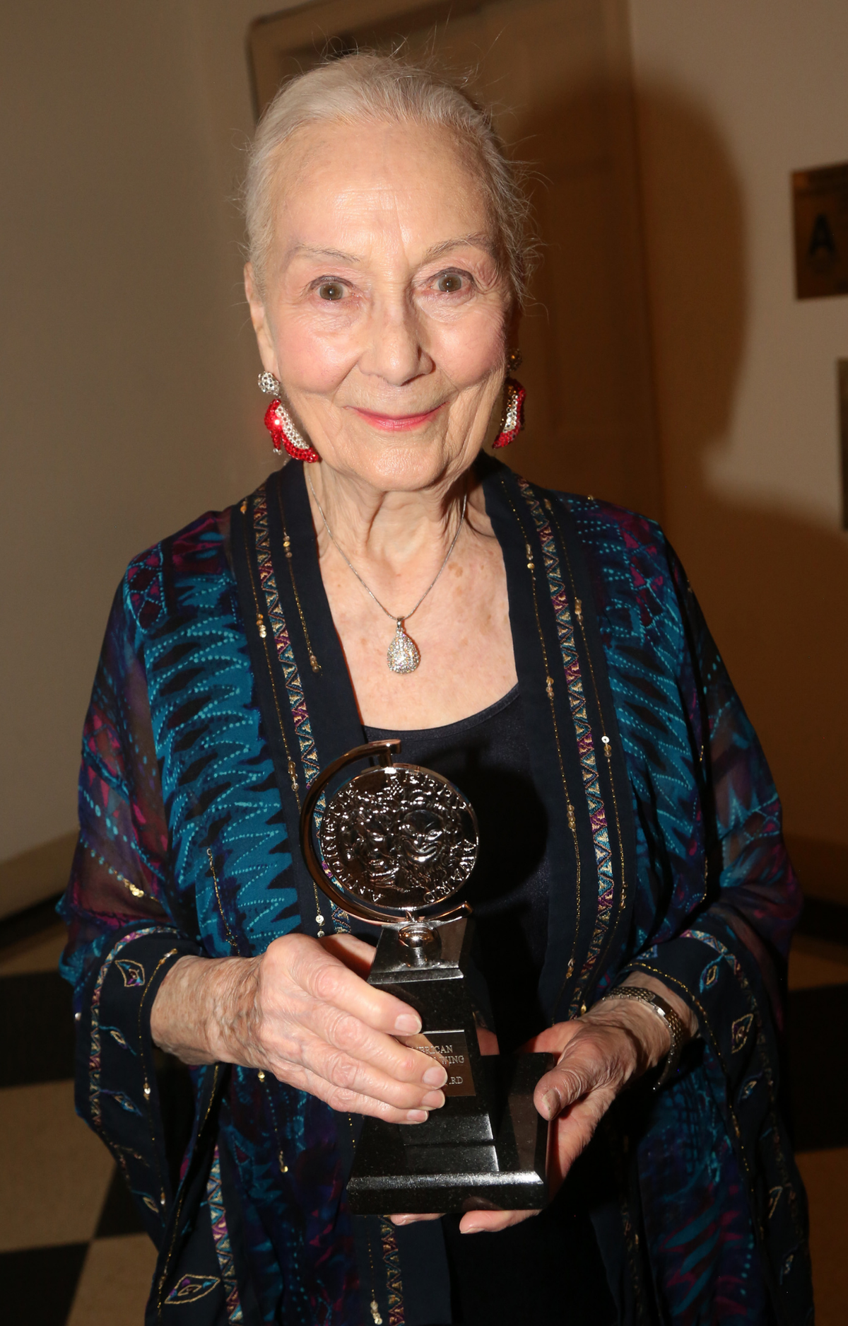 Rosemary Harris wins the Tony Lifetime Achievement Award