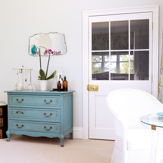 bedroom with chest of drawer