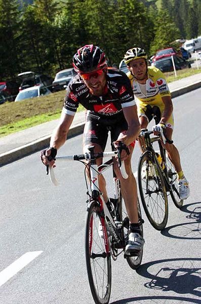 Vladimir Karpets (Caisse d'Epargne) and Gilberto Simoni (Saunier Duval-Prodir).