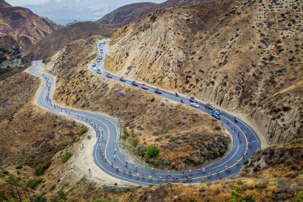The peloton descends on the way to Santa Clarita