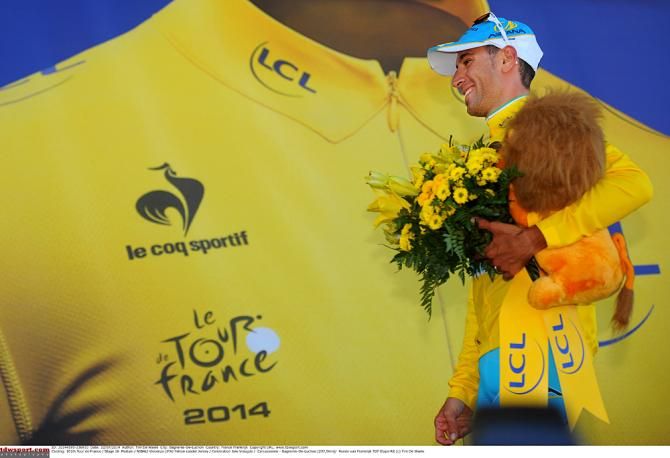 Vincenzo Nibali (Astana) dwarfed by a gigantic maillot jaune