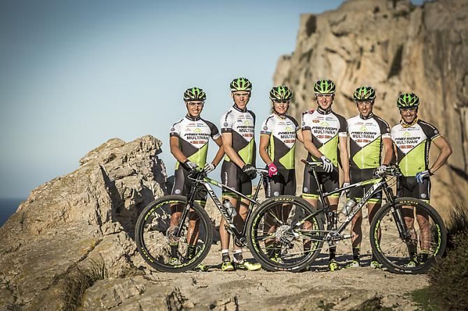 Gunn-Rita Dahle Flesjaa (Multivan Merida) and her teammates on Mallorca