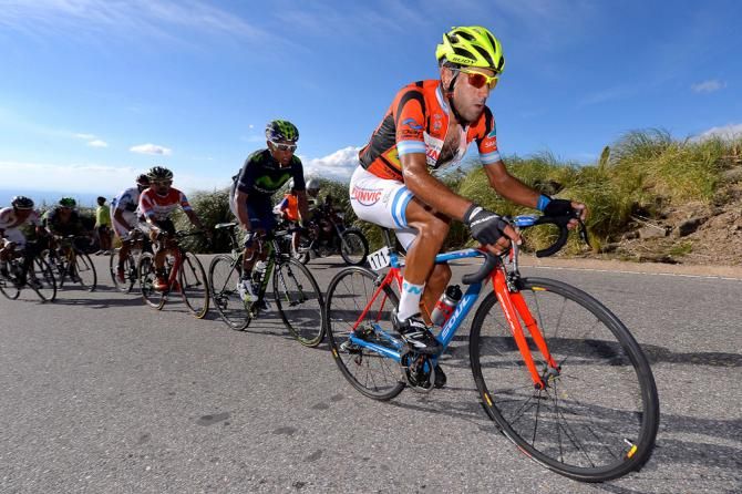 Daniel Diaz cliombs ahead of Nairo Quintana.