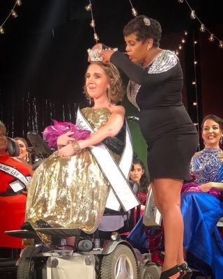 Heather Tomko being crowned Ms. Wheelchair USA 2018