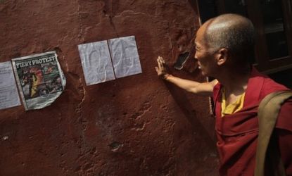 A Tibetan exile reads a note written by Jamphel Yeshi, a fellow exile who set himself on fire Monday in protest of Chinese President Hu Jintao's visit to India.