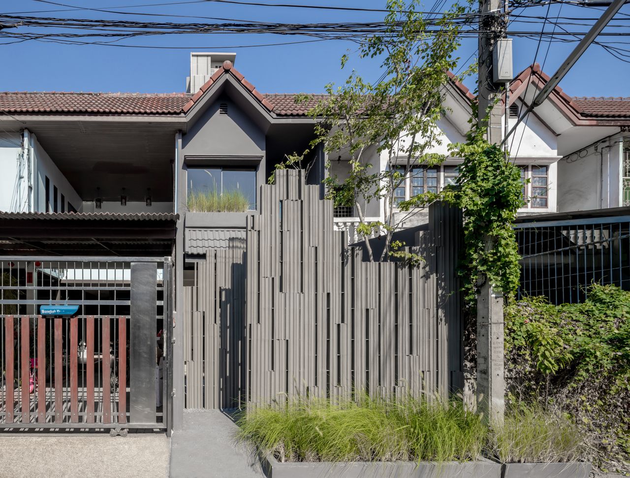 front facade of Phetkasem Artist Studio