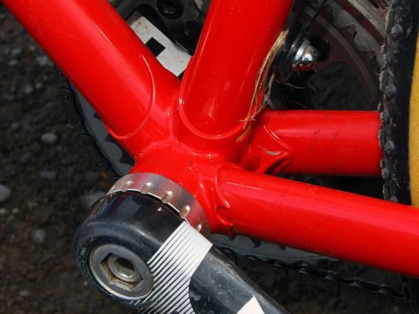 The bottom bracket shell incorporates a tidy chain stay bridge.