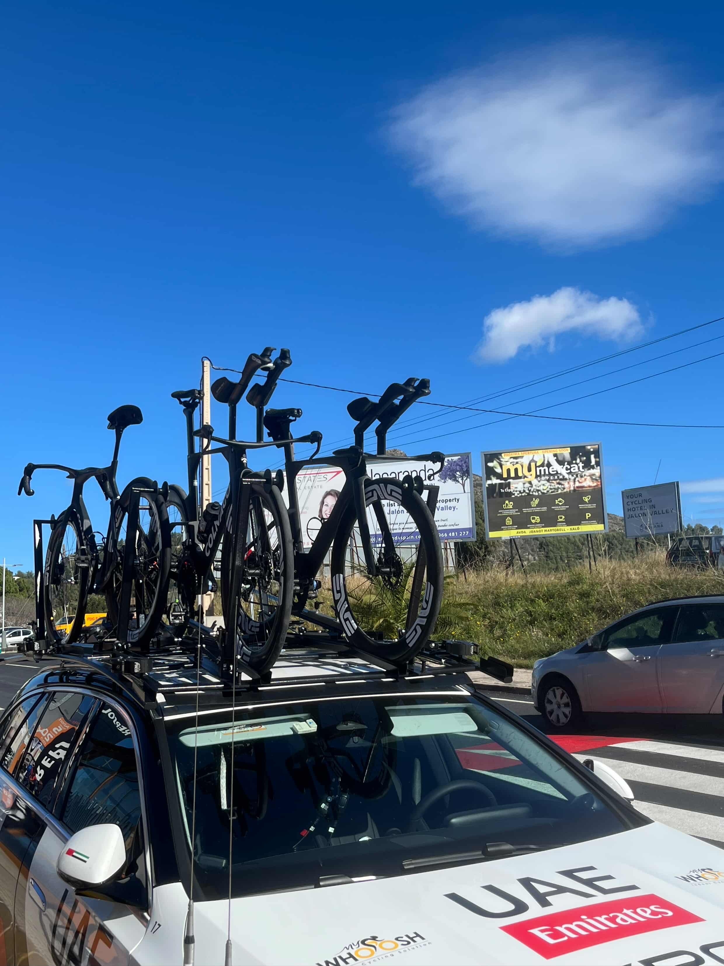 Una bicicleta de contrarreloj Colnago en un coche del equipo de los EAU