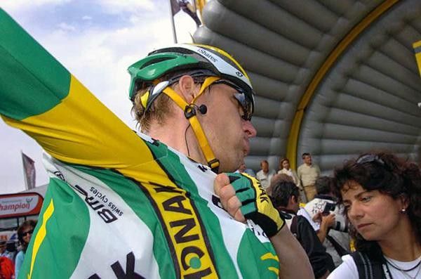 Axel Merckx (Phonak) keeps warm