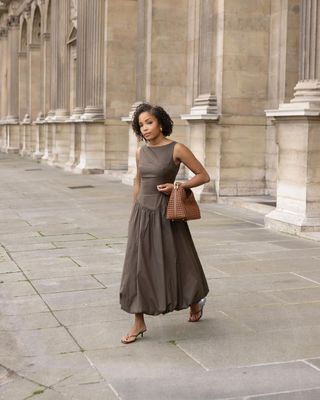 @slipintostyle wearing brown strappy sandals