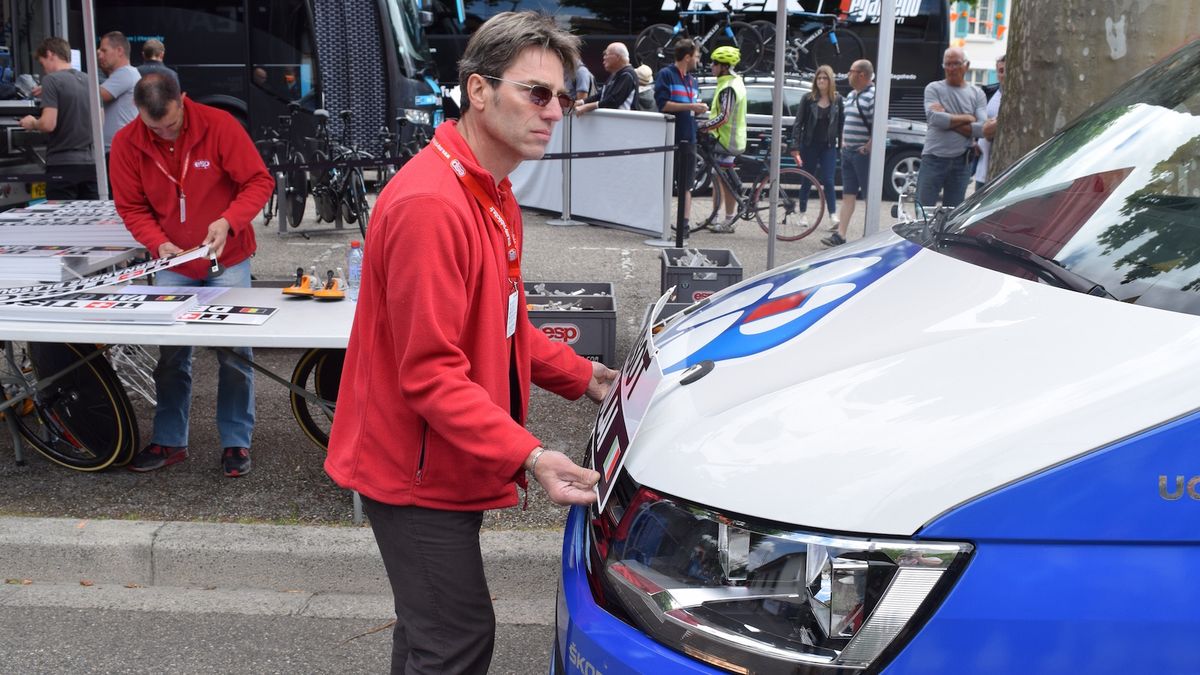 The race organisation attaches the rider's name to the delegated team car on the start line