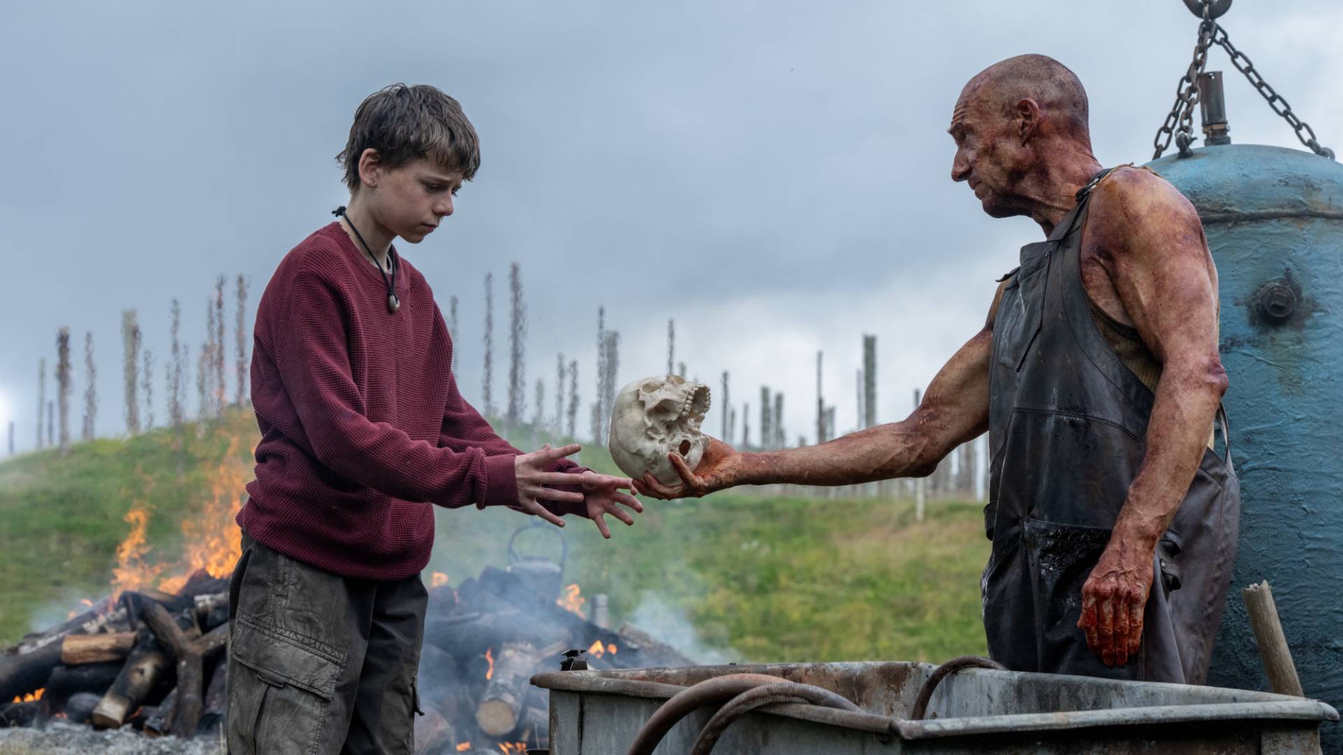 Alfie Williams as Spike and Ralph Fiennes as Dr. Kelson in 28 Years Later