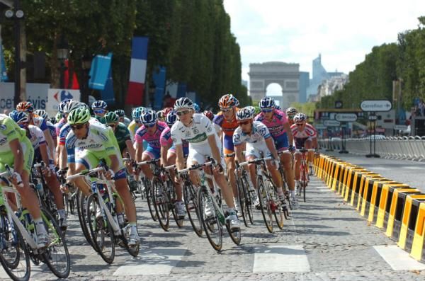 Ivan Basso (Liquigas-Cannondale) and Pierre Rolland (Europcar) on the Champs-Elysees.