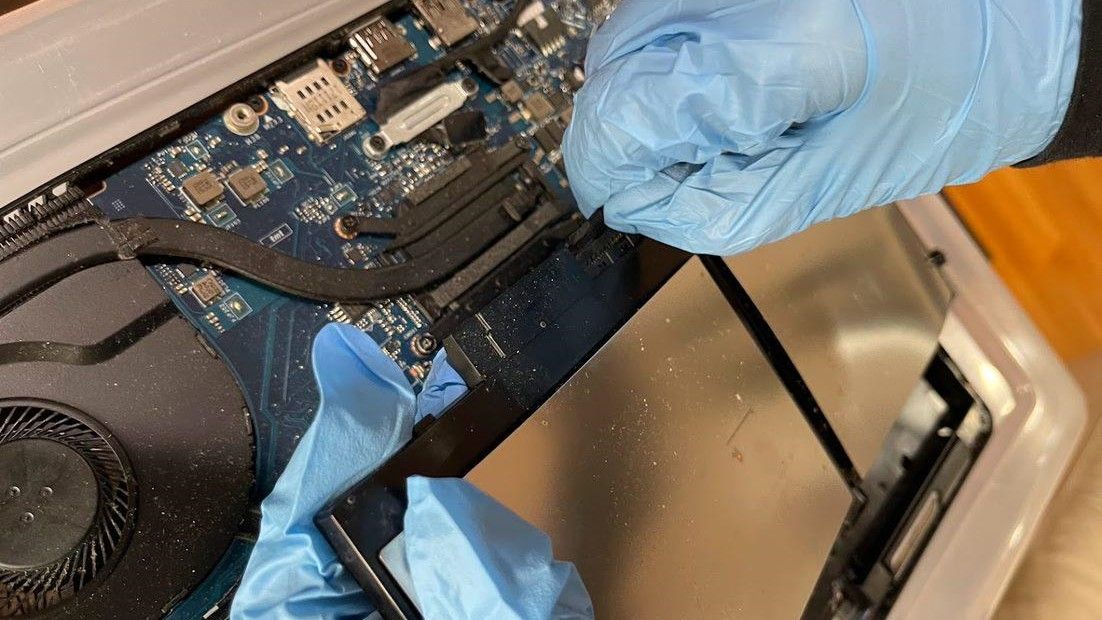 How to Safely Remove a Swollen Battery from Your Laptop