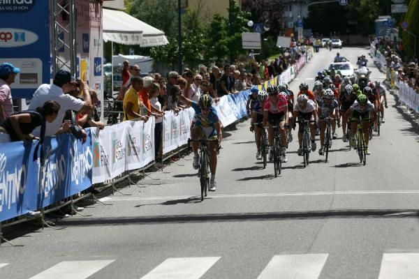 Swedish champion Emma Johansson (Hitec Products - UCK) sprints to victory on the final stage.