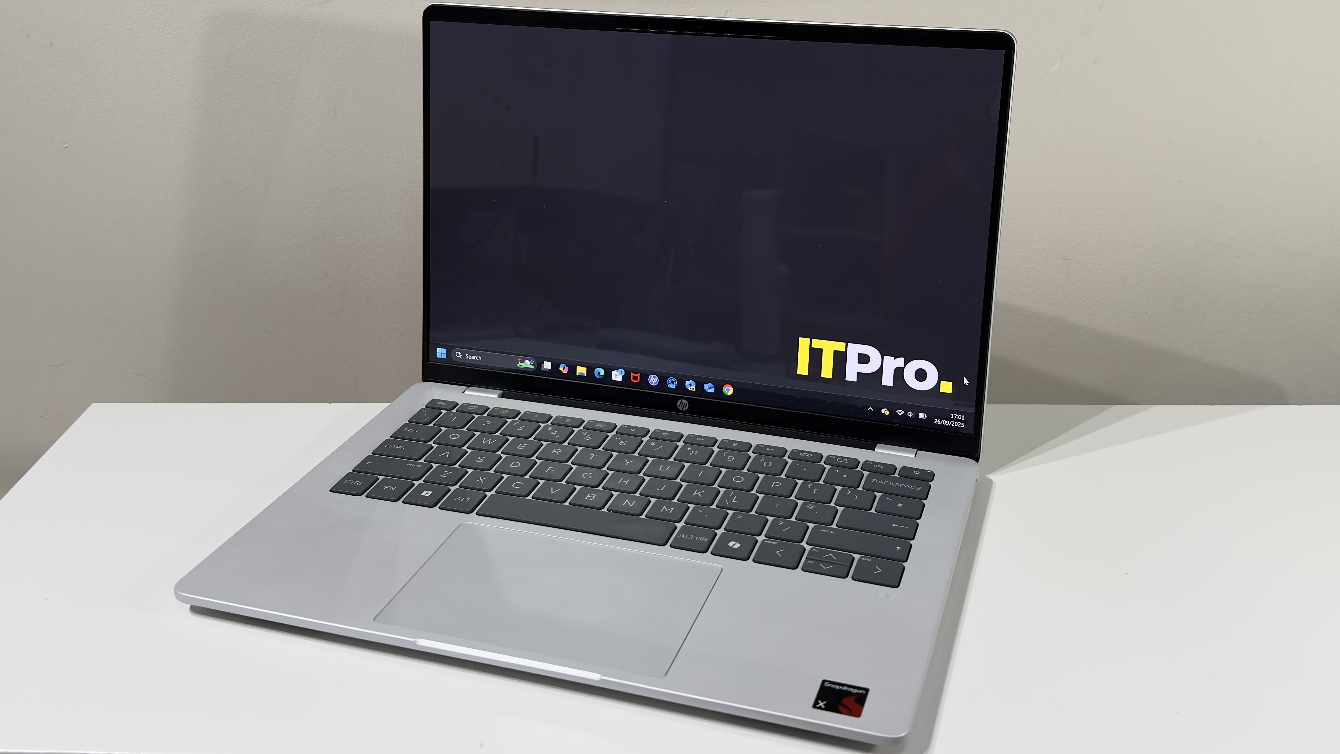 The HP OmniBook 5 14In on a desk