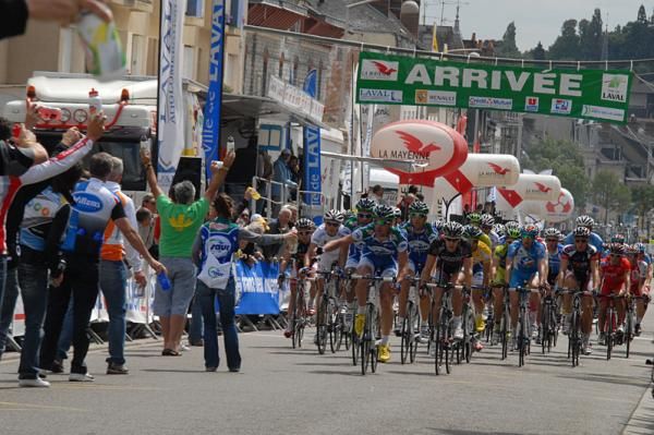 The peloton takes on some nourishment.