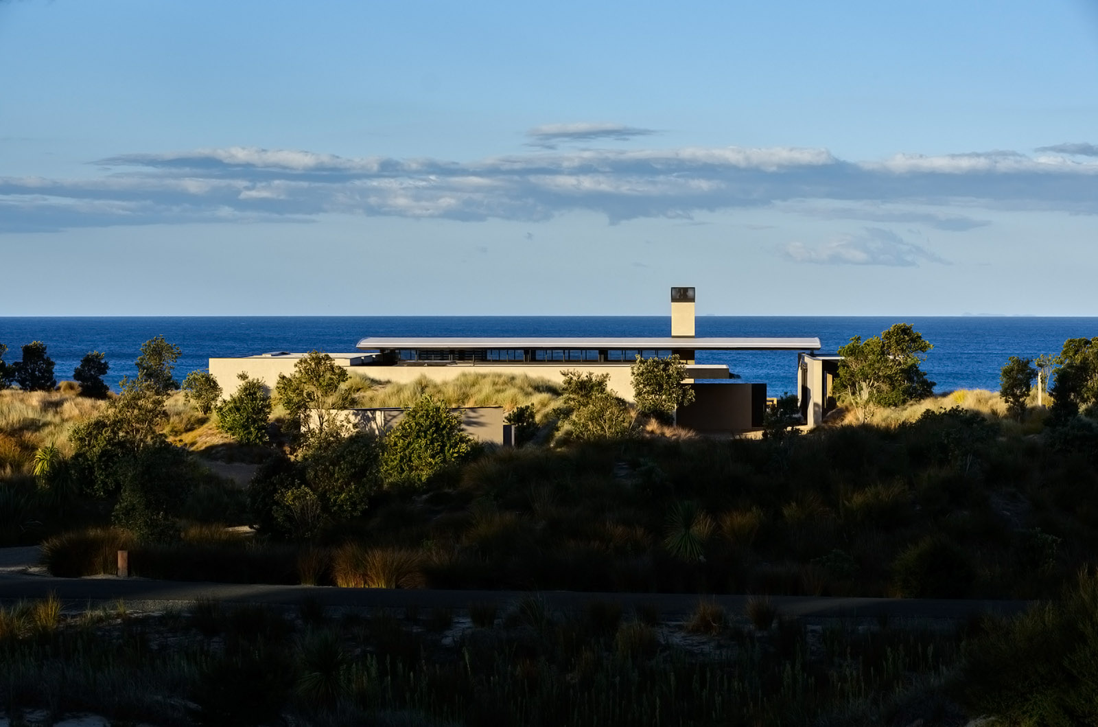 Te Whare Tupu Kirikiri, a New Zealand house in a rugged beach