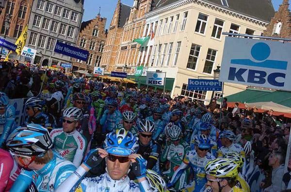 The peloton awaits the start
