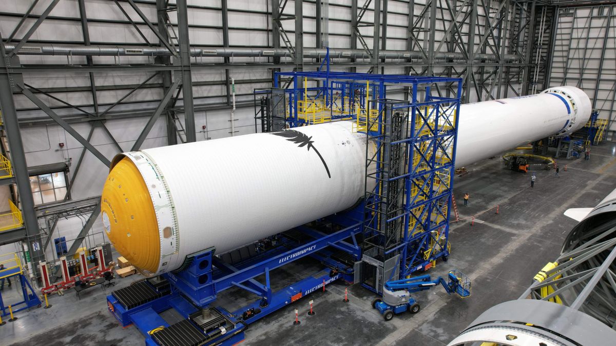 블루 오리진(Blue Origin)이 처음으로 뉴 글렌(New Glenn) 로켓의 두 단계에 합류했습니다(사진)