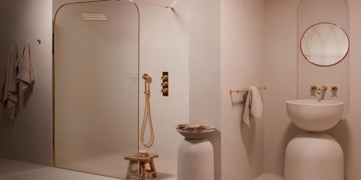 Wet room screen in a plastered bathroom with curved sanitaryware