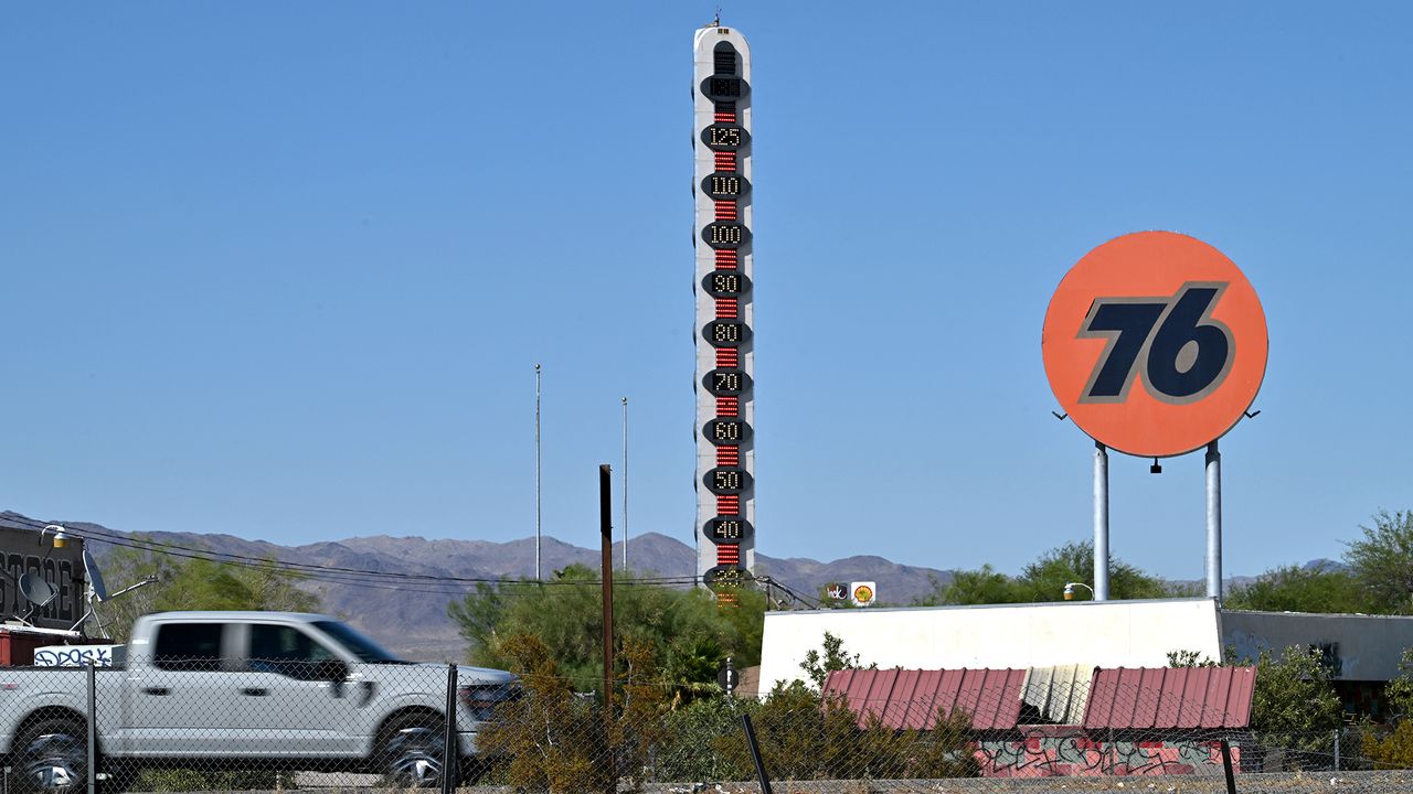 &quot;The World&#039;s Tallest Thermometer&quot; in Baker, California