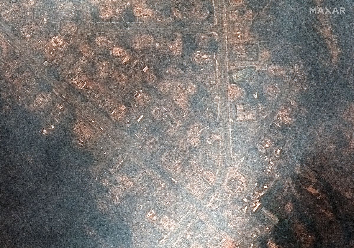 Before-and-after photos from Maxar's Worldview-1 satellite show the massive devastation of the California town Greenville by the Dixie Fire in August 2021.