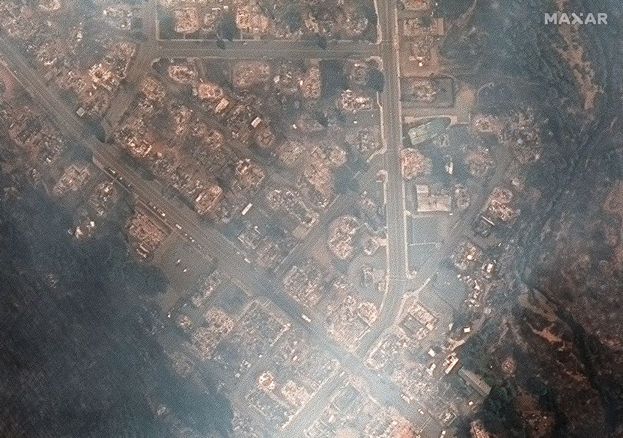 Before-and-after photos from Maxar's Worldview-1 satellite show the massive devastation of the California town Greenville by the Dixie Fire in August 2021.