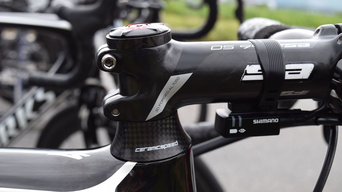 The Ceramic Speed headset is complemented with a matching spacer under the stem