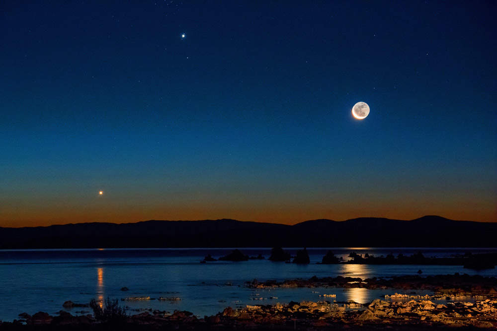 Sunrise at California&#039;s Mono Lake