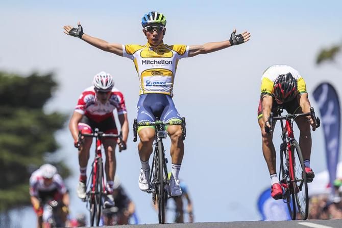Caleb Ewan (Orica GreenEdge) comes out on top