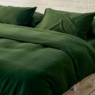 Best Christmas bedding set in dark festive green close up 