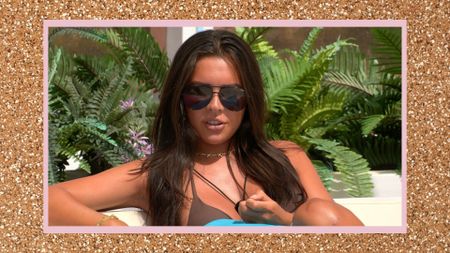 Gemma Owen wearing her 'X' gold choker on Love Island 2022/ in a gold glittery template