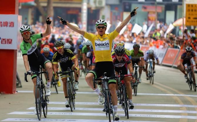 Moreno Hofland wins the uphill sprint ahead of Belkin teammate Lars Boom