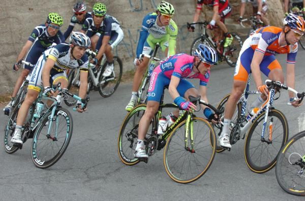 Damiano Cunego and Lars Boom in action