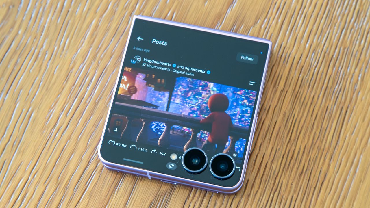 Instagram on the Galaxy Z Flip 8 cover screen