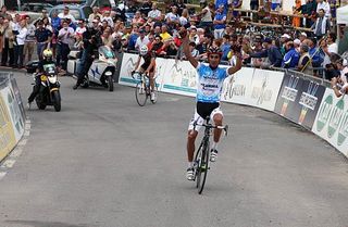 Giampaolo Caruso (Ceramica Flaminia) wins stage four on the Passo Manvia.