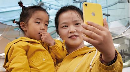Woman and child taking a selfie © Apple Inc