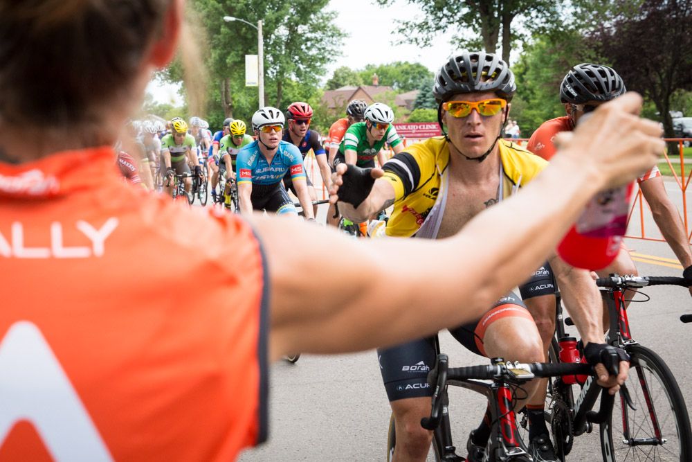The peloton passes the feed.