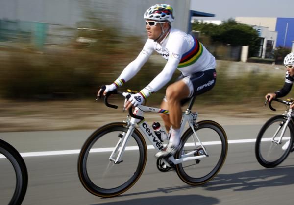 Worlds in motion: Thor Hushovd (Cervelo TestTeam) speeds along in his rainbow jersey