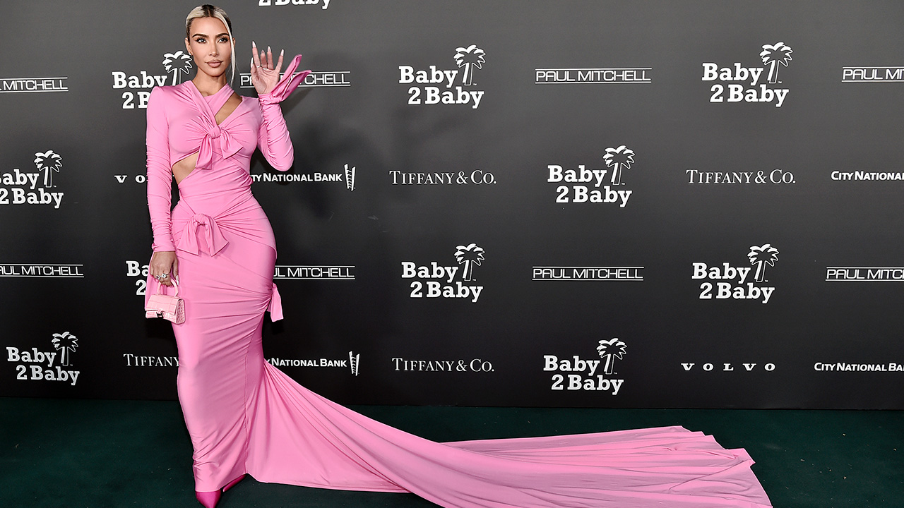 Kim Kardashian en Baby 2 Baby Rug en Barbiecore.