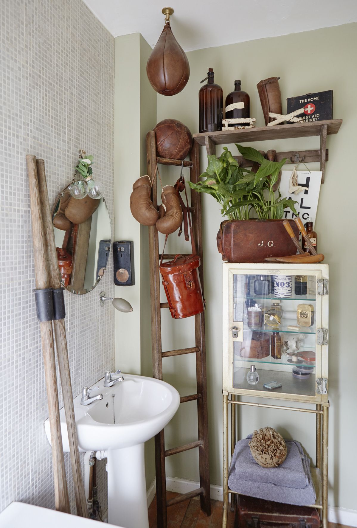 badkamer met een weergave van vintage accessoires en sportuitrusting