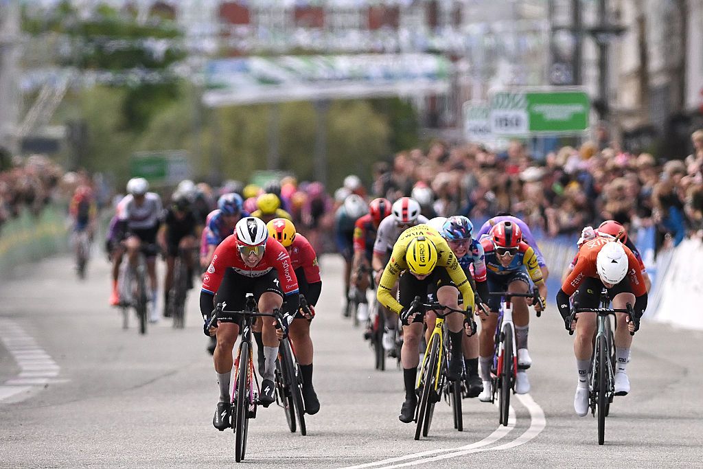 Quick decisions, a touch of shoulders, and a late-race bike change - How top sprinters fought through the chaotic last lap of the Copenhagen Sprint
