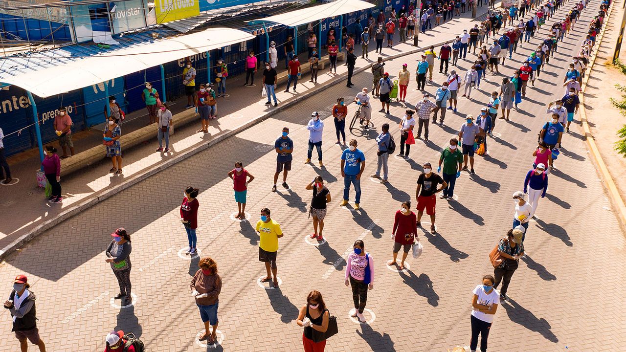 Queues of shoppers in Peru ©