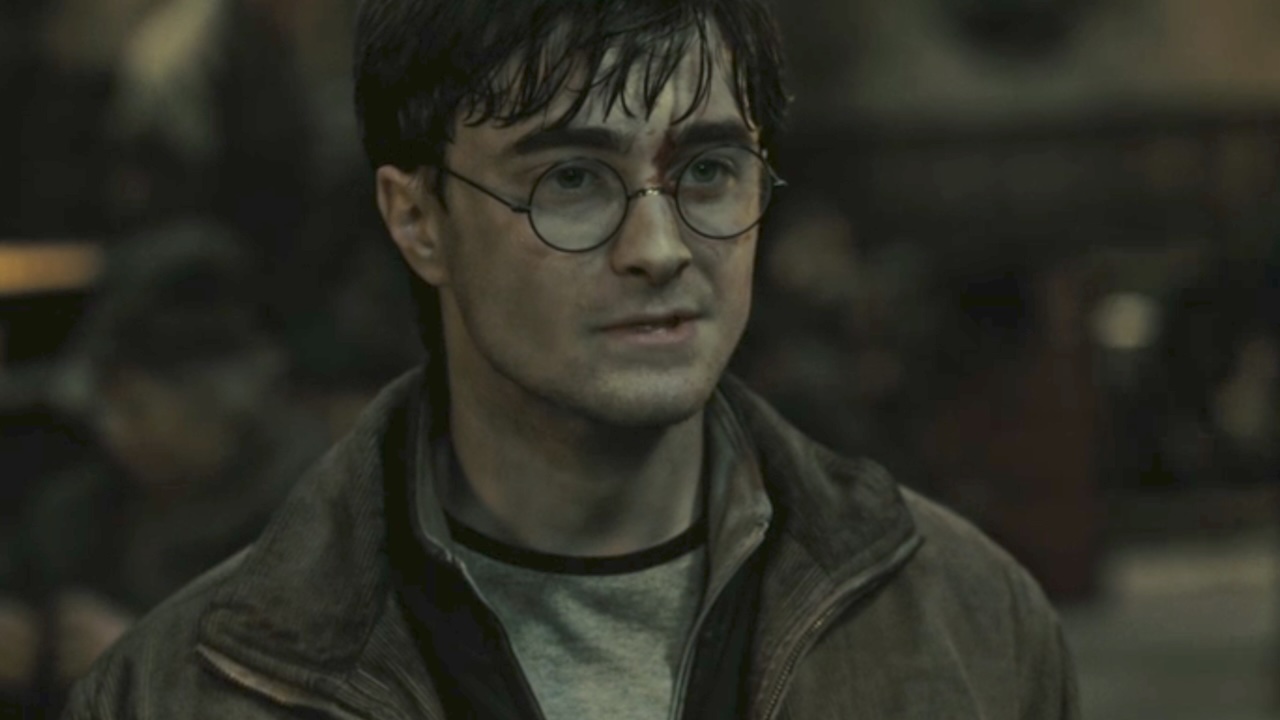 ハリー・ポッターと死の秘宝パート 2 で疲れて悲しそうに見えるハリー・ポッター