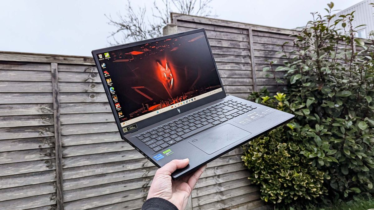 Acer Nitro V 15 in hand