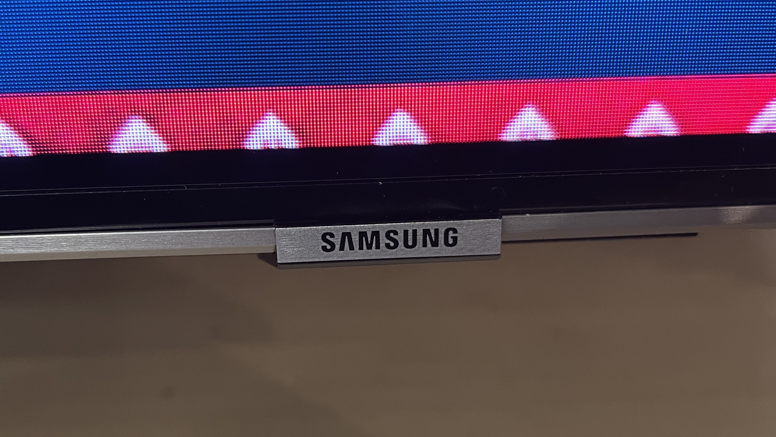 Samsung QN95B QLED TV valmistajan logo ruudun alareunassa