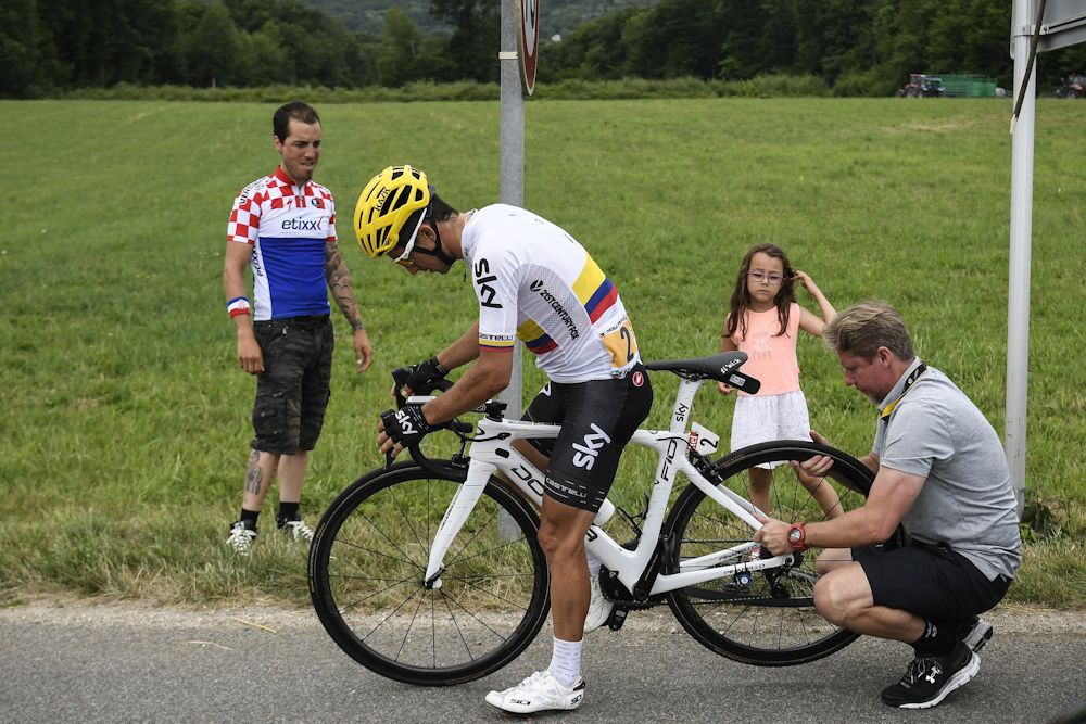 Sergio Henao gets wheel change