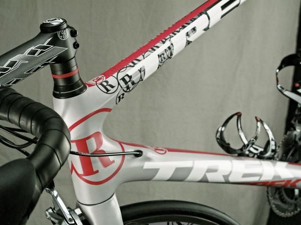 The red striped theme carries over to the headset spacers, too.